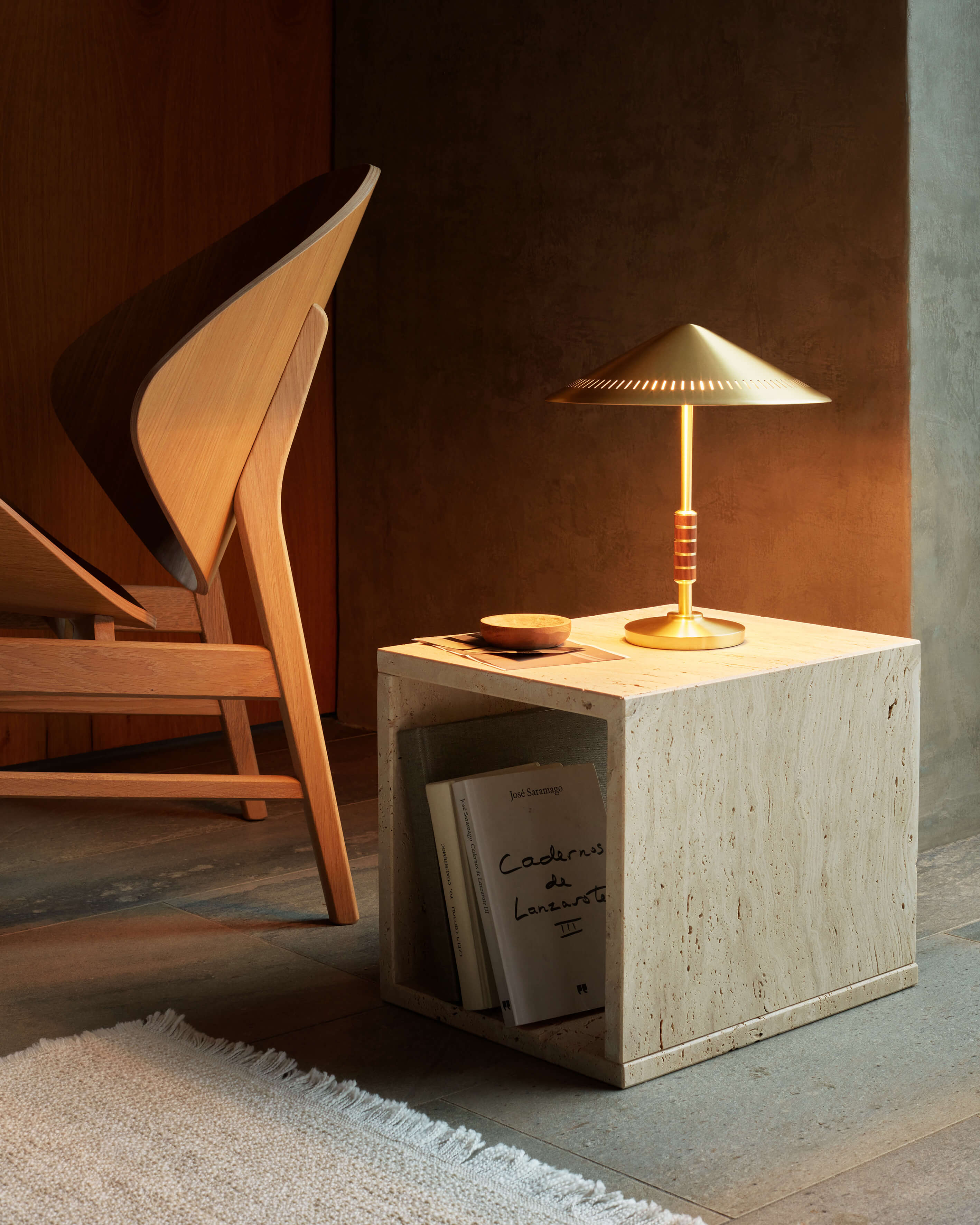 GOVERNOR 405 table lamp | Solid brass & walnut | LYFA