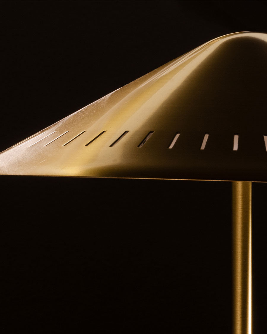 GOVERNOR 405 table lamp | Solid brass & walnut | LYFA