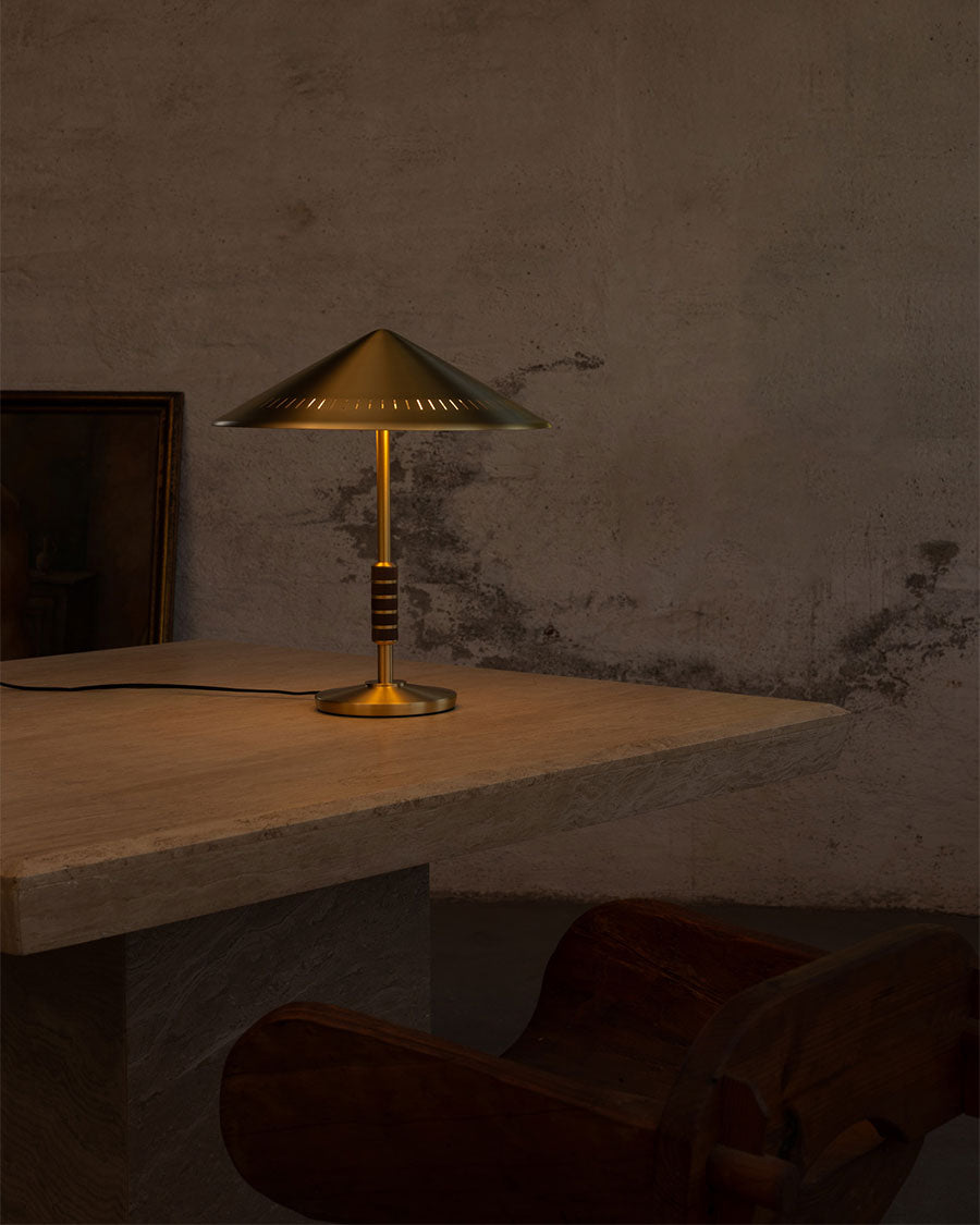GOVERNOR 250 table lamp | Solid brass & walnut | LYFA