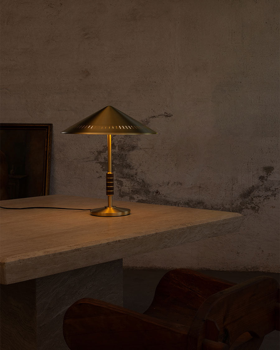 GOVERNOR 405 table lamp | Solid brass & walnut | LYFA
